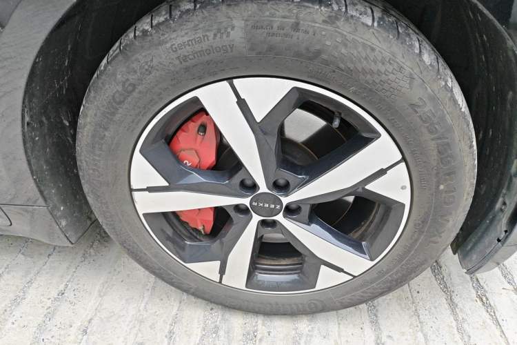 Used Zeekr 001 2023 WE Edition 86 kWh Right Front Wheel Hub