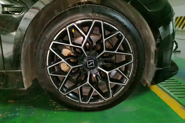 Used Zeekr 001 2023 WE Edition 86 kWh Right Front Wheel Hub