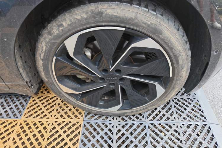 Used Zeekr 001 2023 WE Edition 100 kWh Right Front Wheel Hub