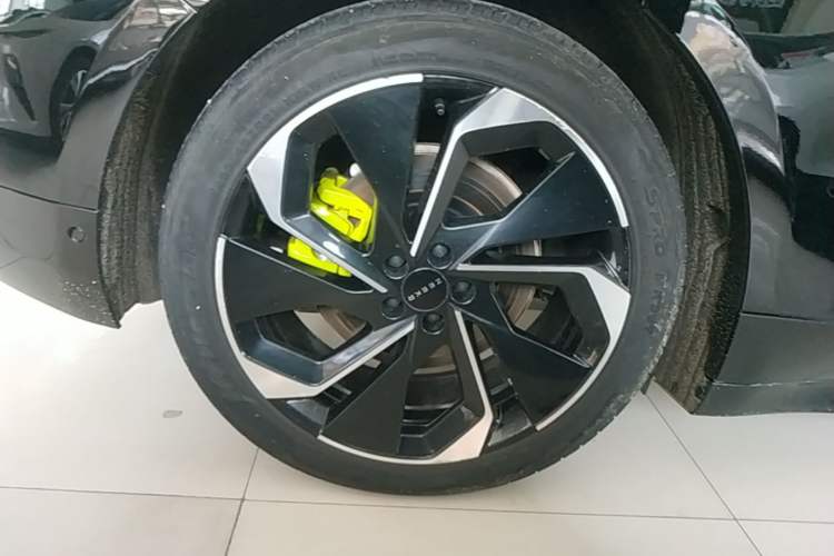 Used Zeekr 001 2023 WE Edition 86 kWh Right Rear Wheel Hub