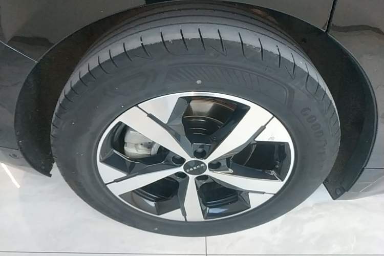 Used Zeekr 001 2023 WE Edition 100 kWh Right Rear Wheel Hub