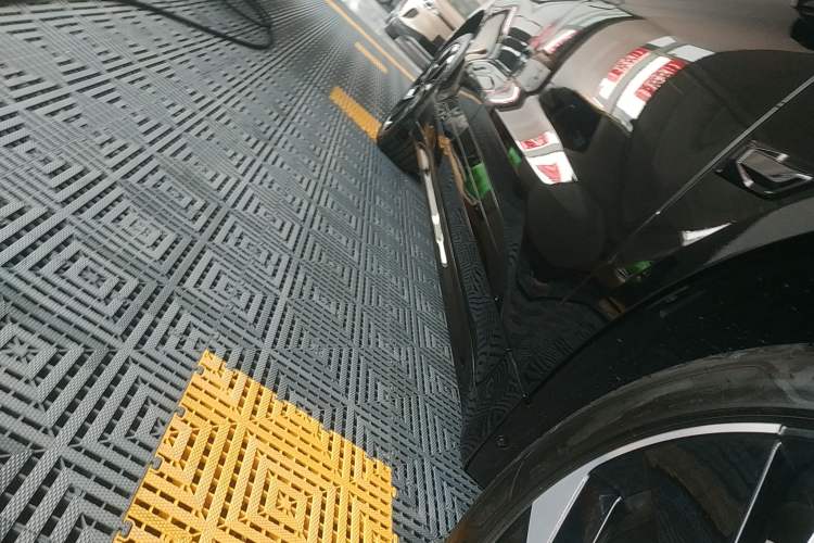 Used Zeekr 001 2023 YOU Edition 100 kWh Right Side Sill
