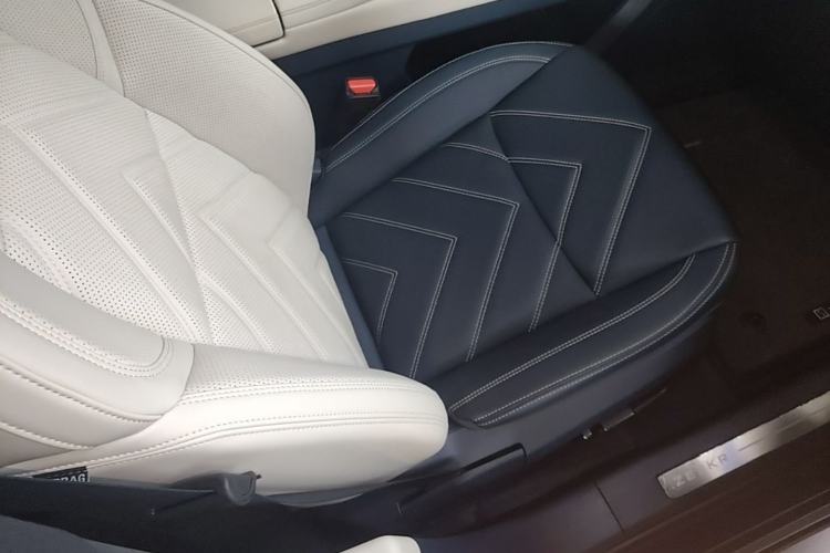 Used Zeekr 001 2023 WE Edition 86 kWh Right Front Seat