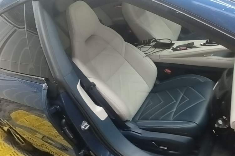 Used Zeekr 001 2023 WE Edition 86 kWh Right Front Seat