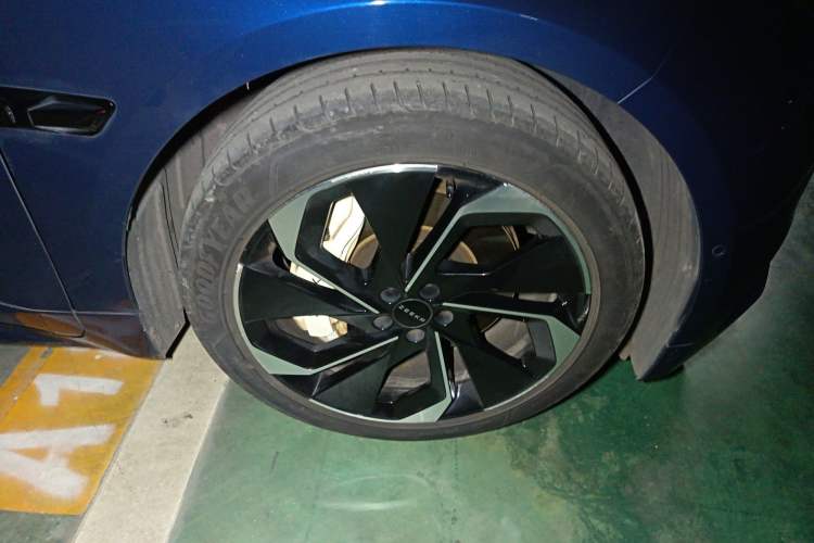 Used Zeekr 001 2023 WE Edition 100 kWh Right Front Wheel Hub