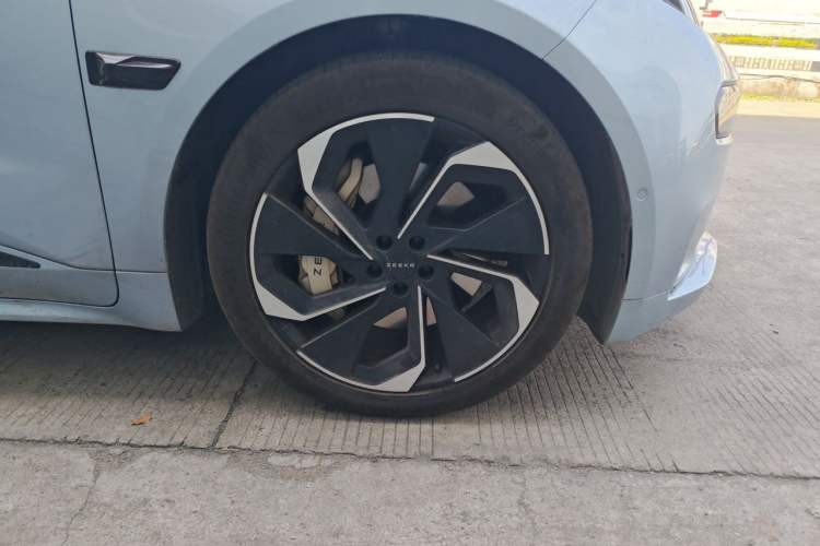 Used Zeekr 001 2023 WE Edition 86 kWh Right Front Wheel Hub
