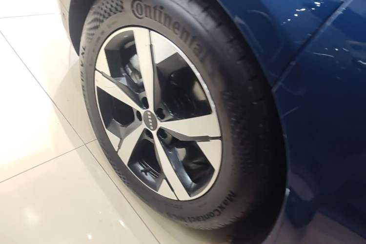 Used Zeekr 001 2023 WE Edition 86 kWh Right Rear Wheel Hub