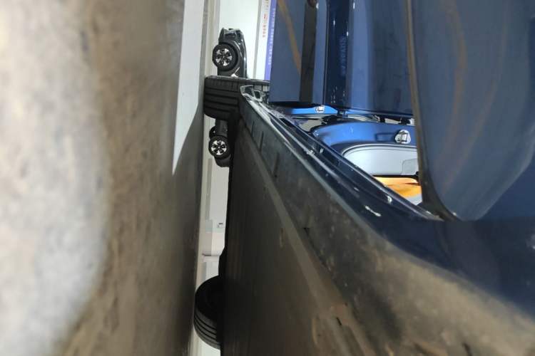 Used Zeekr 001 2023 YOU Edition 100 kWh Right Side Sill