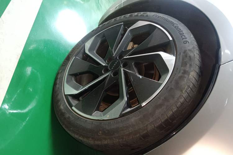 Used Zeekr 001 2023 WE Edition 86 kWh Right Rear Wheel Hub