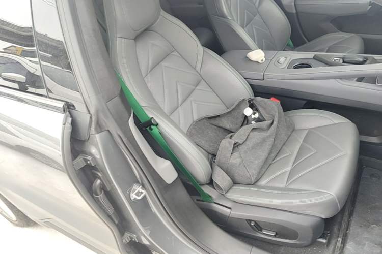 Used Zeekr 001 2023 WE Edition 86 kWh Right Front Seat