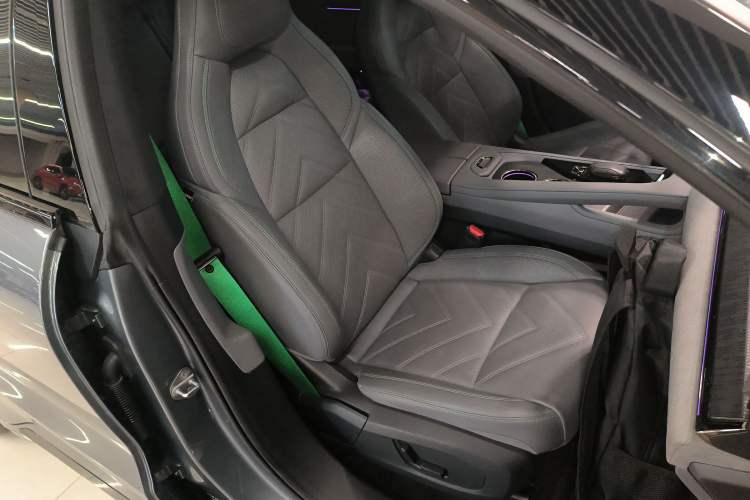Used Zeekr 001 2023 WE Edition 86 kWh Right Front Seat