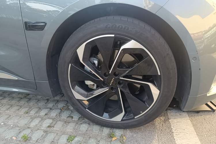 Used Zeekr 001 2023 WE Edition 100 kWh Right Front Wheel Hub