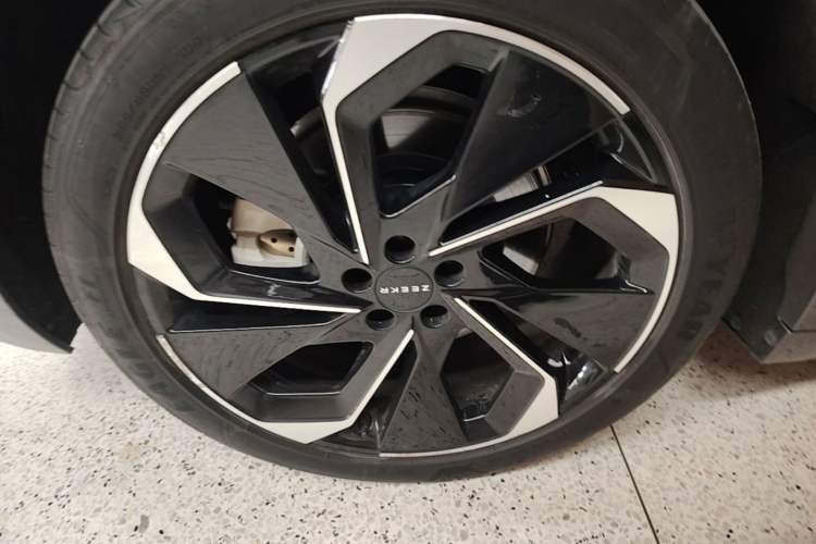 Used Zeekr 001 2023 WE Edition 100 kWh Right Rear Wheel Hub