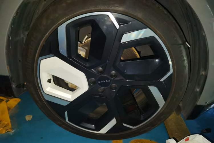Used Zeekr 001 2023 WE Edition 100 kWh Right Front Wheel Hub
