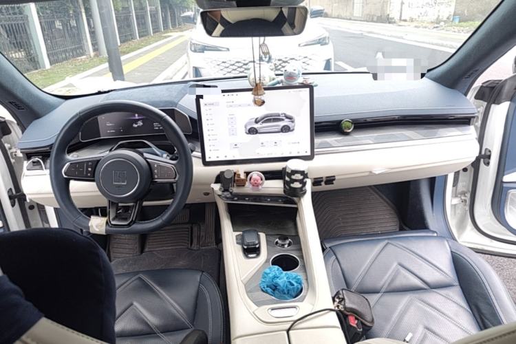 Used Zeekr 001 2023 WE Edition 86 kWh Center Console