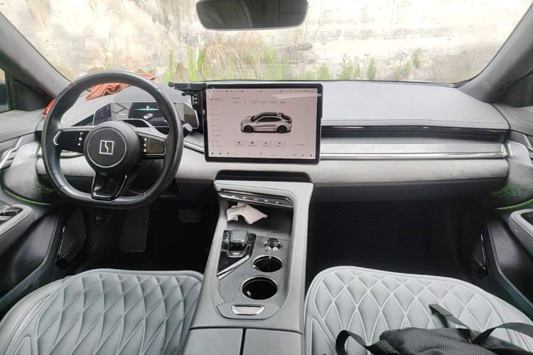 Used Zeekr 001 2023 WE Edition 100 kWh Center Console