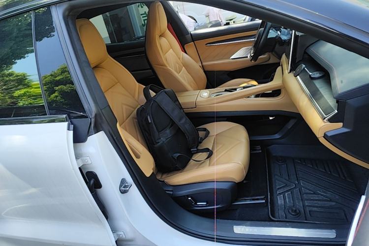 Used Zeekr 001 2023 WE Edition 86 kWh Right Front Seat