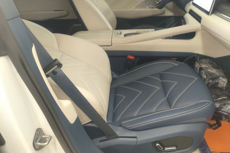 Used Zeekr 001 2023 WE Edition 86 kWh Right Front Seat