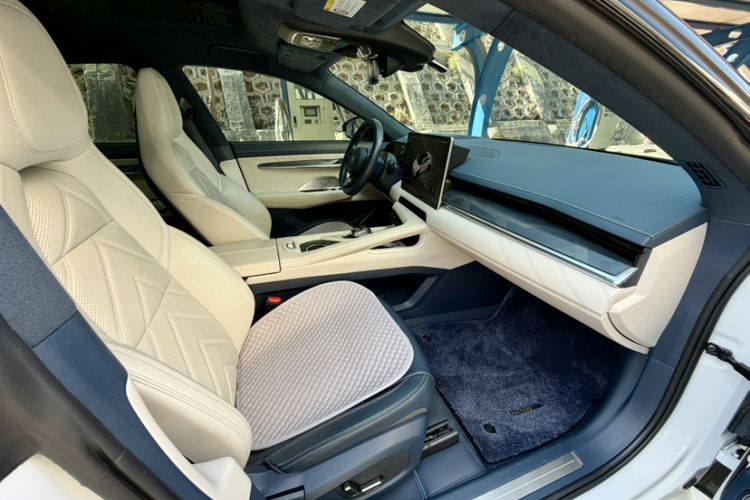 Used Zeekr 001 2023 ME Edition 100 kWh Right Front Seat