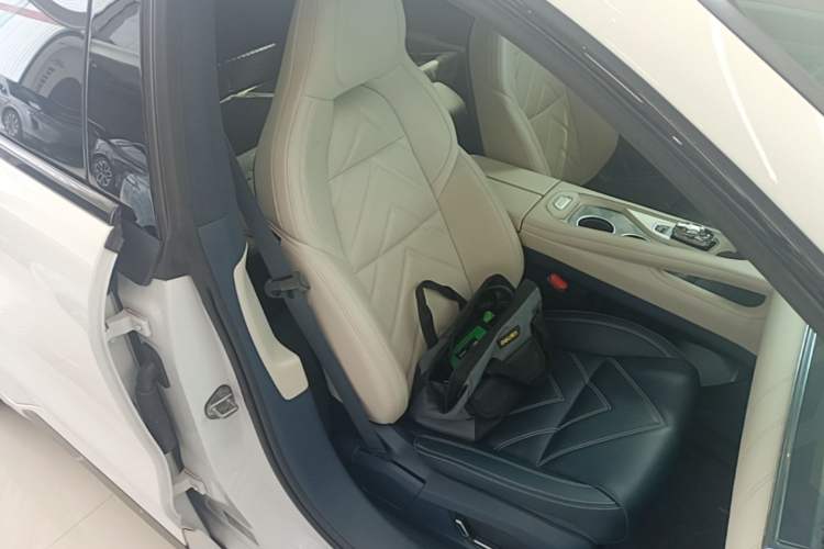 Used Zeekr 001 2023 WE Edition 86 kWh Right Front Seat