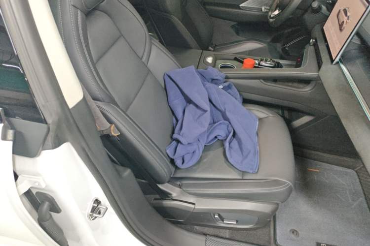 Used Zeekr 001 2023 WE Edition 86 kWh Right Front Seat
