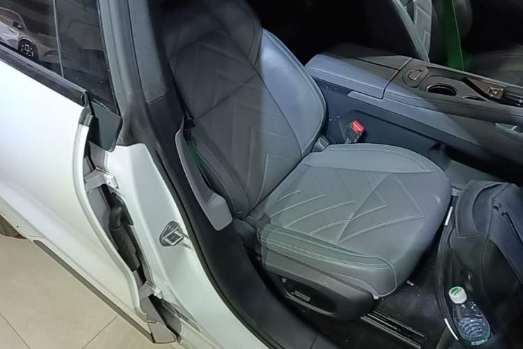 Used Zeekr 001 2023 WE Edition 100 kWh Right Front Seat