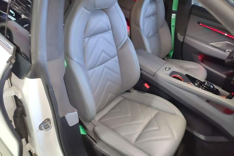 Used Zeekr 001 2023 WE Edition 86 kWh Right Front Seat