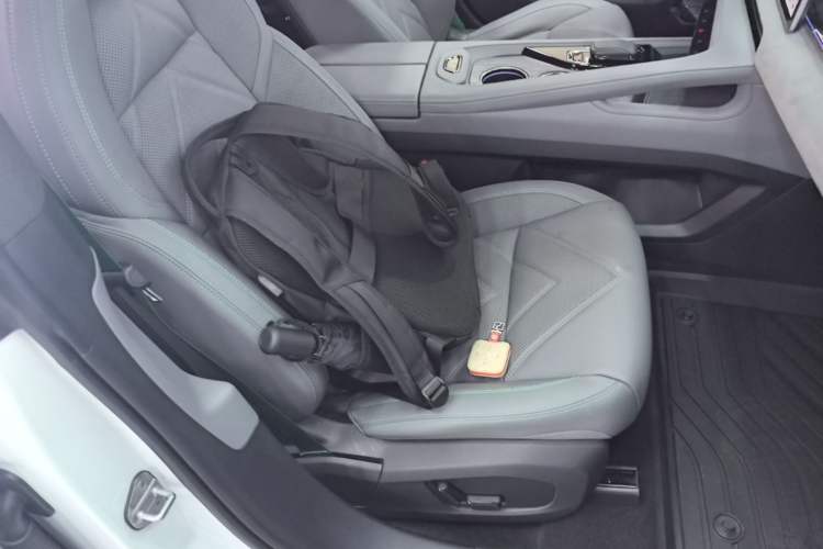 Used Zeekr 001 2023 WE Edition 100 kWh Right Front Seat