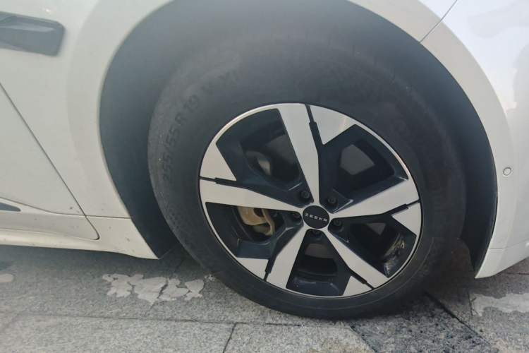 Used Zeekr 001 2023 WE Edition 86 kWh Right Front Wheel Hub
