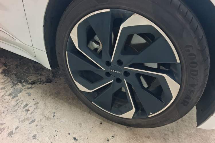 Used Zeekr 001 2023 WE Edition 100 kWh Right Front Wheel Hub