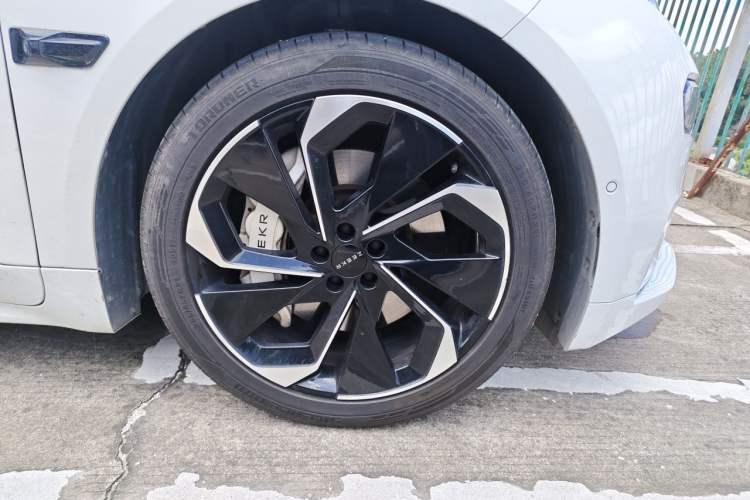 Used Zeekr 001 2023 WE Edition 100 kWh Right Front Wheel Hub