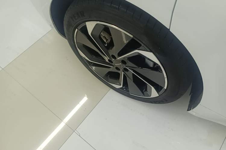 Used Zeekr 001 2023 WE Edition 100 kWh Right Rear Wheel Hub