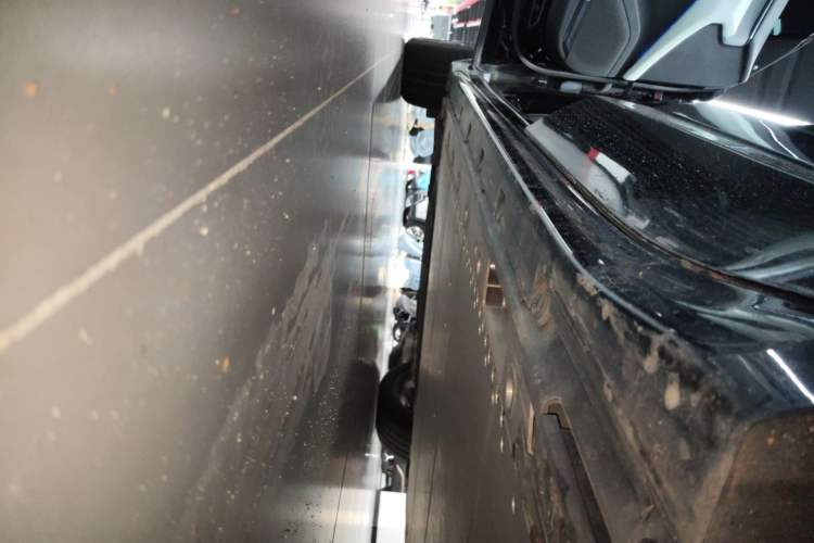 Used Zeekr 001 2024 WE Edition 95 kWh All-Wheel Drive Left Side Sill