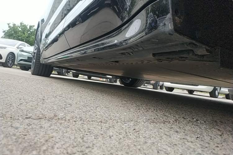 Used Zeekr 001 2024 WE Edition 95 kWh All-Wheel Drive Left Side Sill