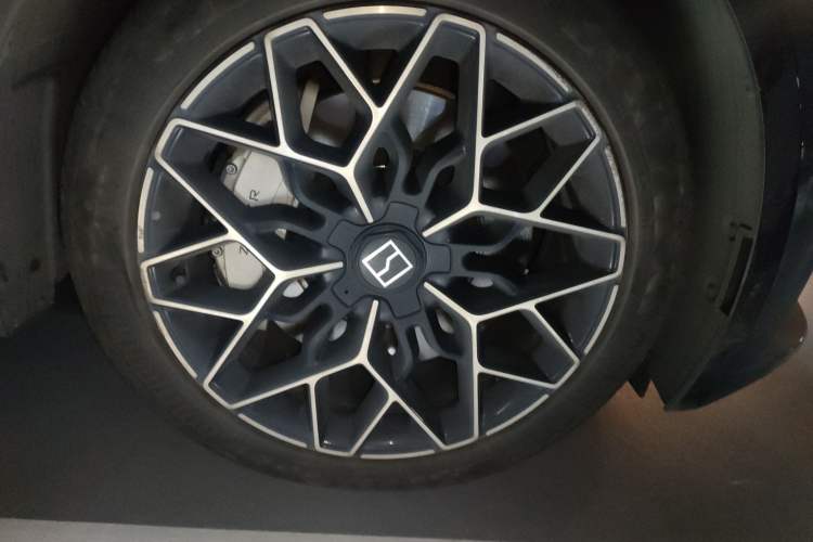 Used Zeekr 001 2024 WE Edition 95 kWh All-Wheel Drive Right Front Wheel Hub