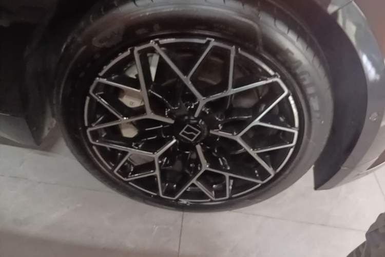 Used Zeekr 001 2024 WE Edition 95 kWh All-Wheel Drive Right Front Wheel Hub