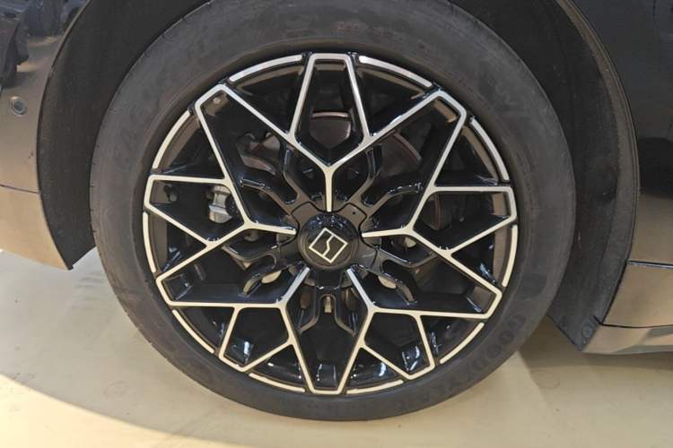 Used Zeekr 001 2024 WE Edition 95 kWh All-Wheel Drive Right Rear Wheel Hub