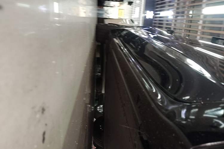 Used Zeekr 001 2024 WE Edition 95 kWh All-Wheel Drive Right Side Sill