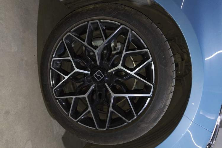 Used Zeekr 001 2024 WE Edition 95 kWh All-Wheel Drive Right Front Wheel Hub