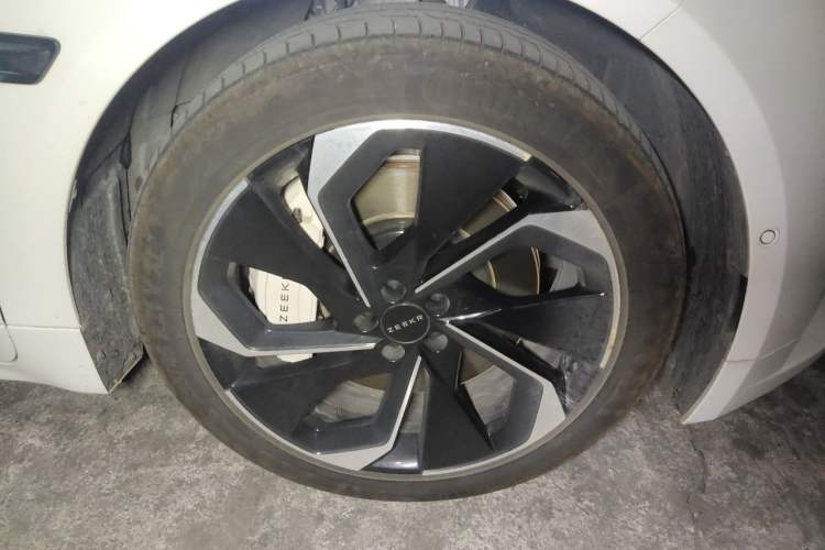 Used Zeekr 001 2024 YOU Edition 100 kWh All-Wheel Drive Right Front Wheel Hub