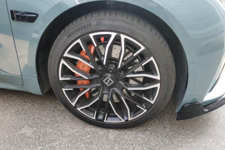 Used Zeekr 001 2024 YOU Edition 100 kWh All-Wheel Drive Right Front Wheel Hub