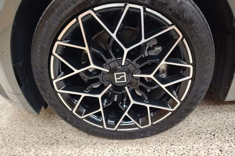 Used Zeekr 001 2024 WE Edition 95 kWh All-Wheel Drive Left Front Wheel Hub