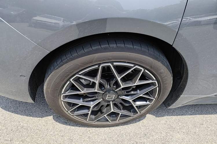 Used Zeekr 001 2024 WE Edition 100 kWh Rear-Drive Right Rear Wheel Hub