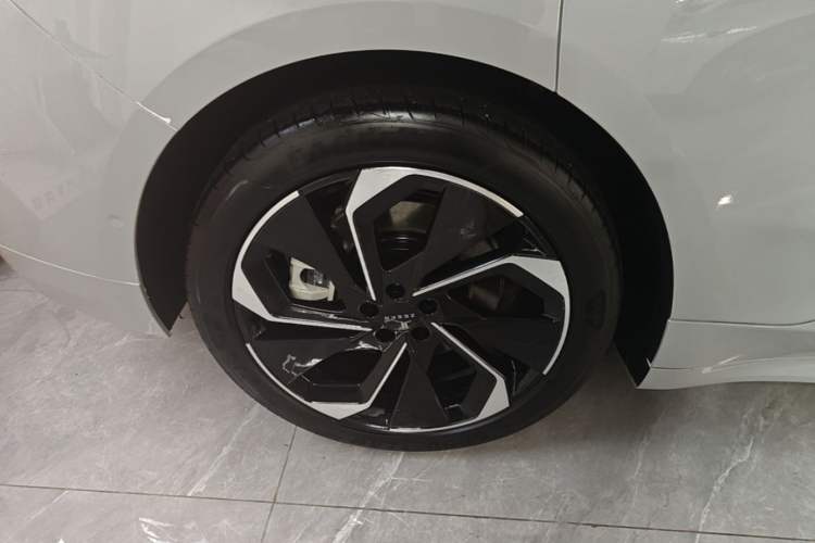 Used Zeekr 001 2024 WE Edition 100 kWh Rear-Drive Right Rear Wheel Hub