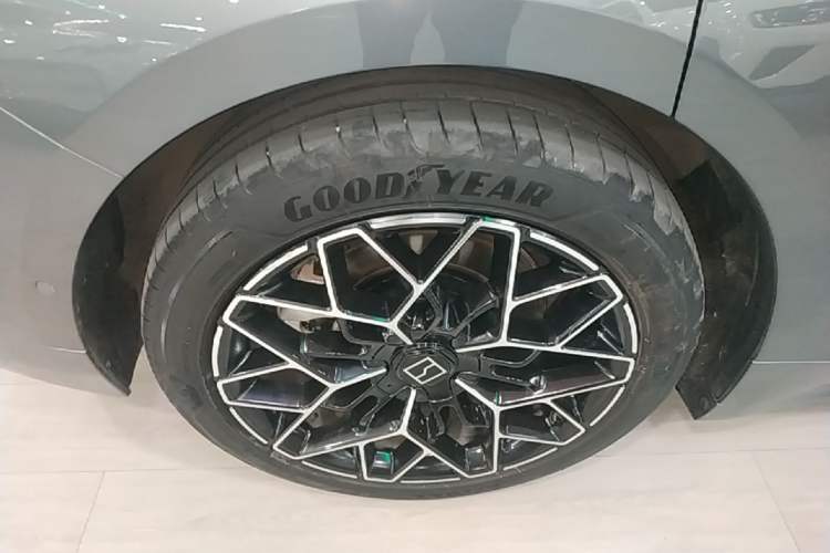 Used Zeekr 001 2024 WE Edition 95 kWh All-Wheel Drive Right Rear Wheel Hub