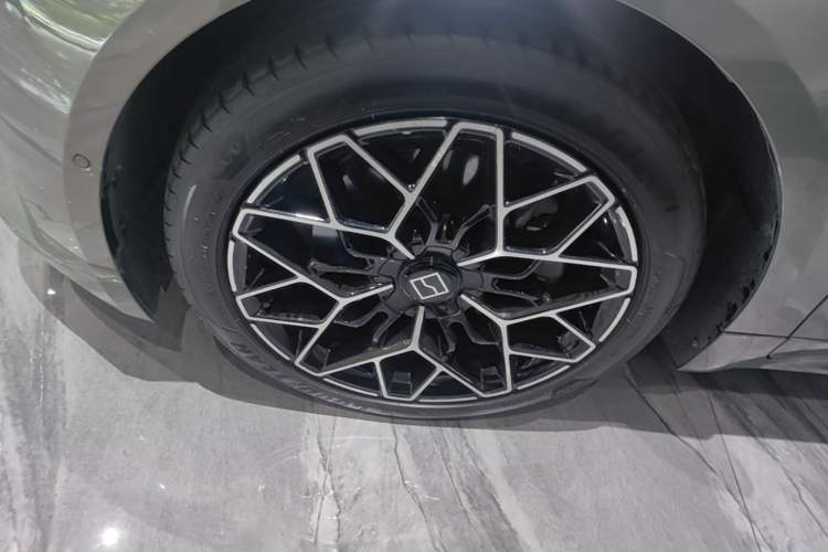 Used Zeekr 001 2024 WE Edition 100 kWh Rear-Drive Left Front Wheel Hub