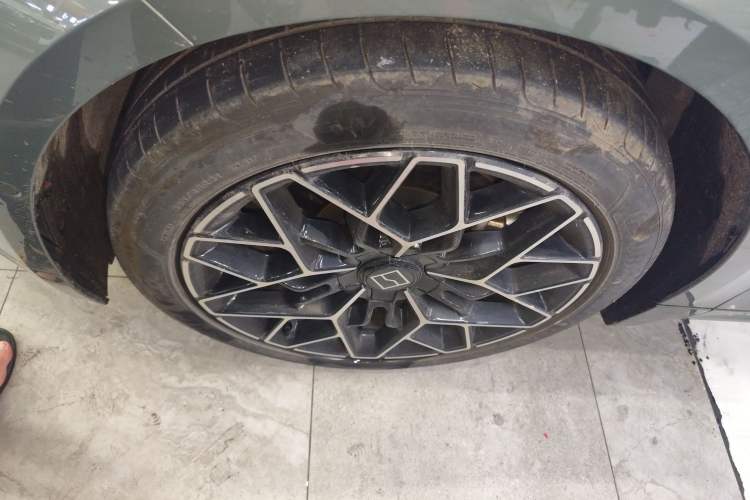 Used Zeekr 001 2024 WE Edition 100 kWh Rear-Drive Left Front Wheel Hub