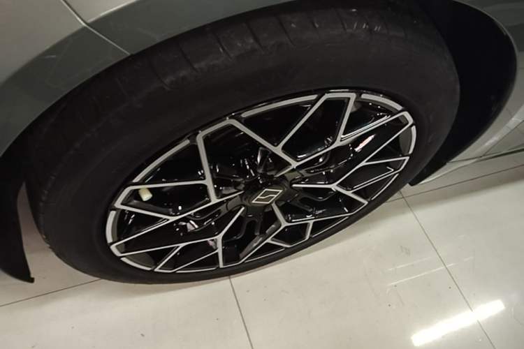 Used Zeekr 001 2024 WE Edition 95 kWh All-Wheel Drive Left Front Wheel Hub