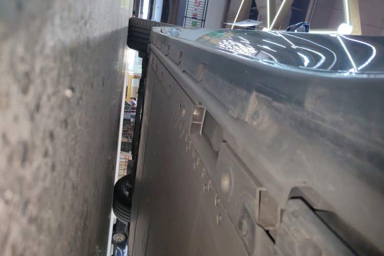 Used Zeekr 001 2024 WE Edition 95 kWh All-Wheel Drive Left Side Sill