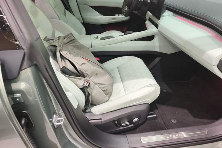 Used Zeekr 001 2024 YOU Edition 100 kWh All-Wheel Drive Right Front Seat